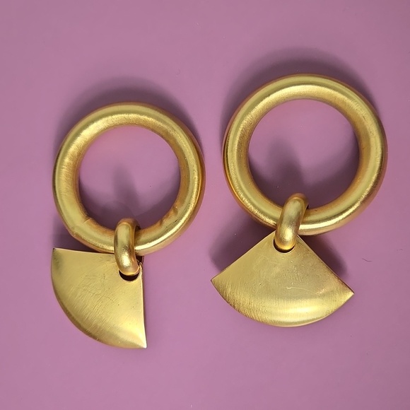 Elegant Gold Tone Statement Earrings Clip On Earrings - Picture 10 of 15